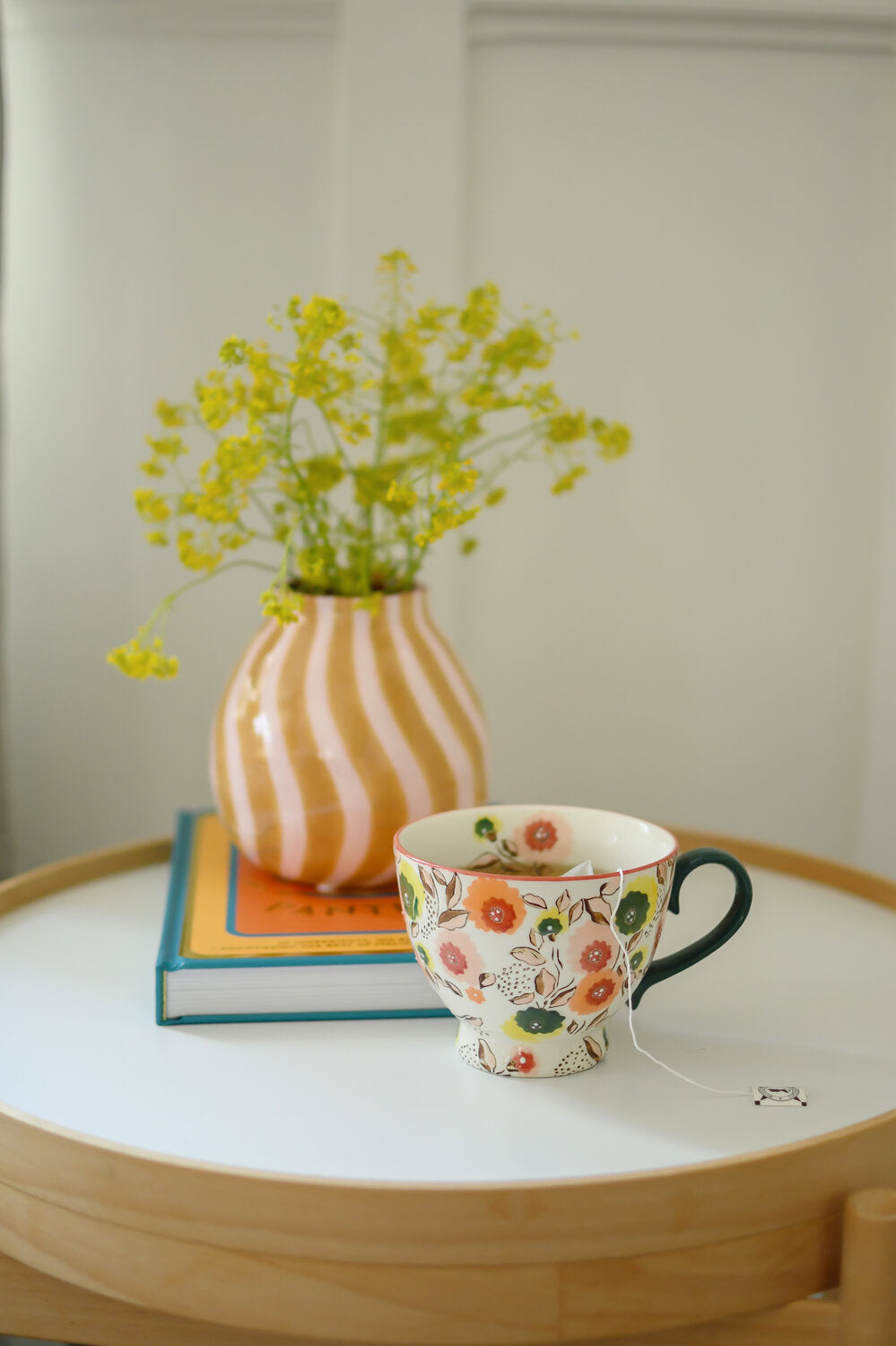 Håndmalet krus m. blomster, orange/grøn - 480ml
